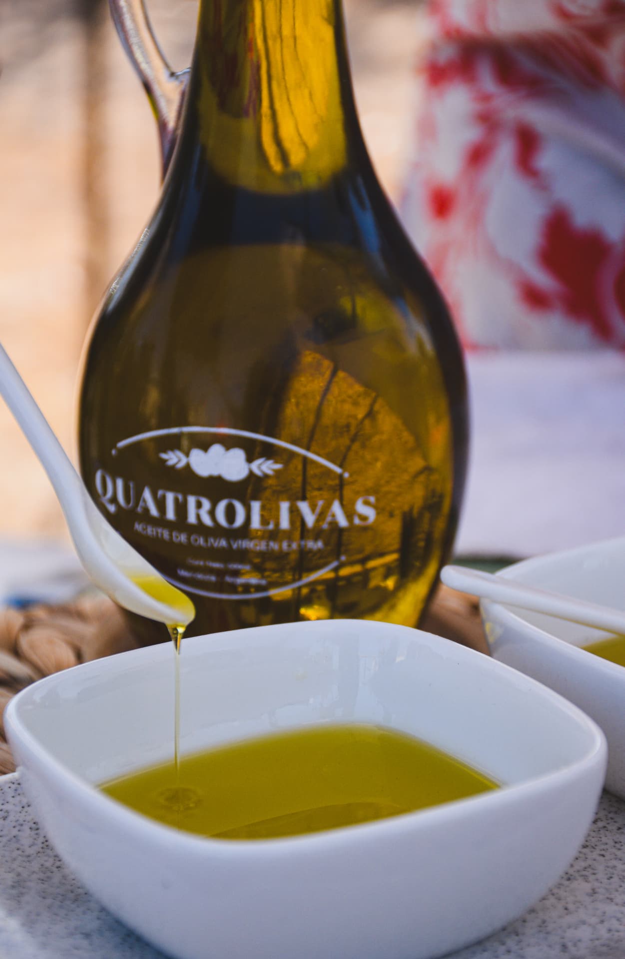 Aceite de oliva Quatrolivas servido para consumo en la mesa