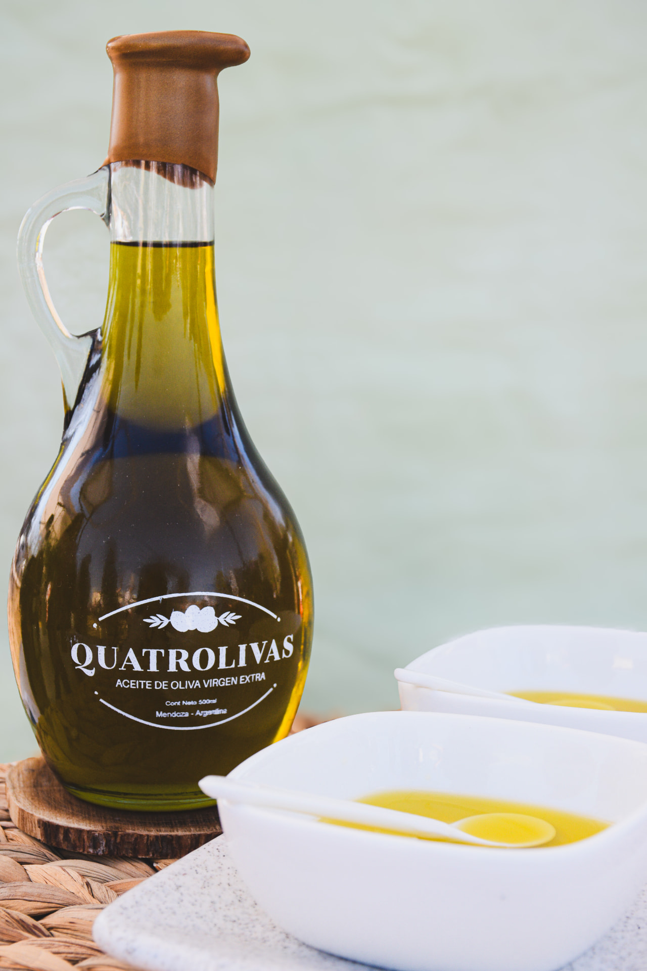 Botella de vidrio de aceite de oliva virgen extra Quatrolivas, Mendoza